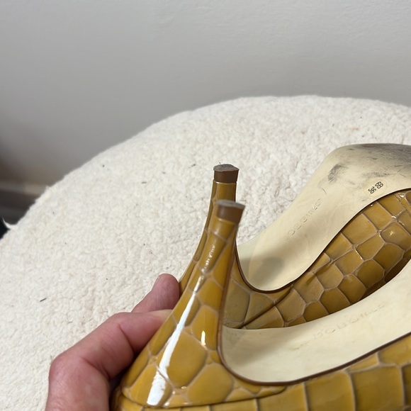 BCBG gold/yellow reptile textured Heels Elegant Design size 6. - Picture 9 of 10